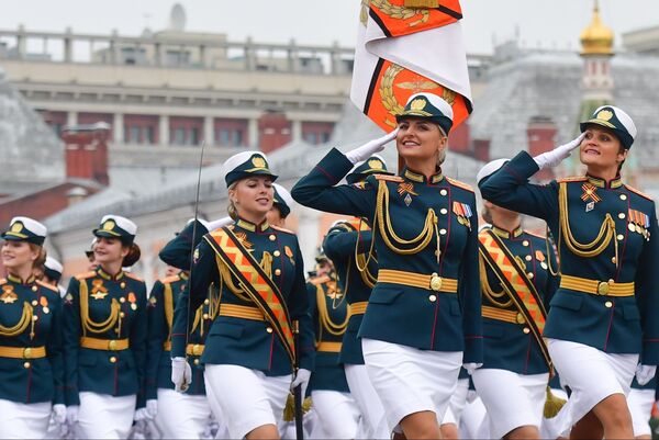 Военнослужащие во время парада на Красной площади