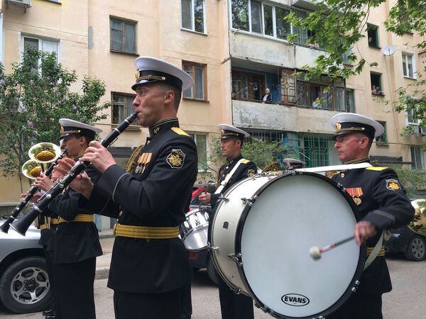 В Севастополе военные устроили парад под окнами ветерана: фото В Севастополе военные устроили парад под окнами ветерана: фото