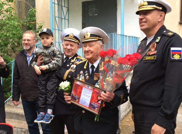 В Севастополе военные устроили парад под окнами ветерана: фото В Севастополе военные устроили парад под окнами ветерана: фото