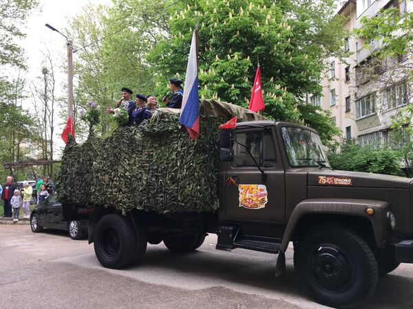 В Севастополе военные устроили парад под окнами ветерана: фото В Севастополе военные устроили парад под окнами ветерана: фото