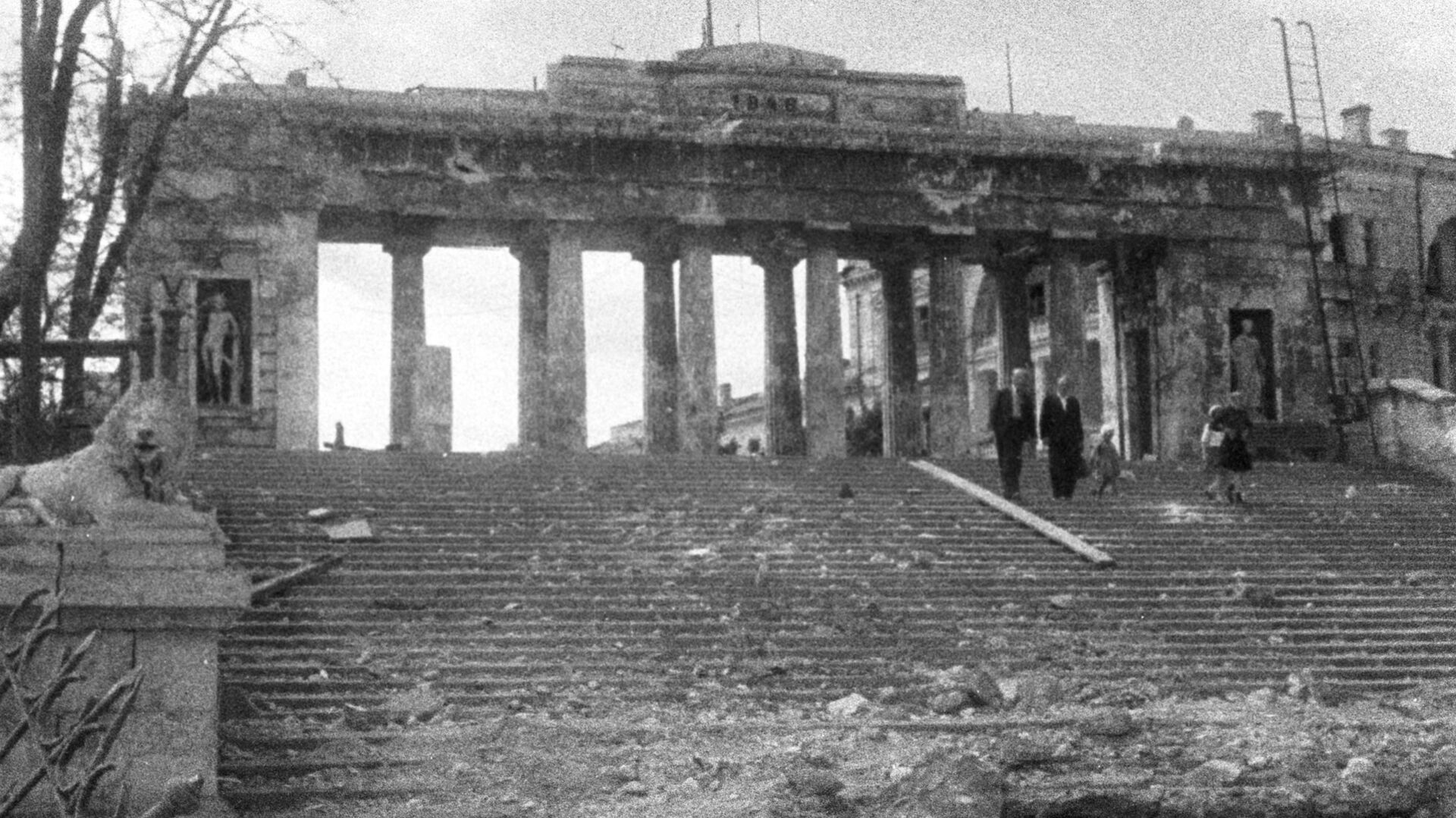 Графская пристань после освобождения Севастополя в 1944 году.  - РИА Новости, 1920, 06.05.2022