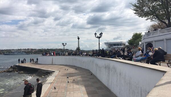 Люди собрались посмотреть авиапарад в Севастополе