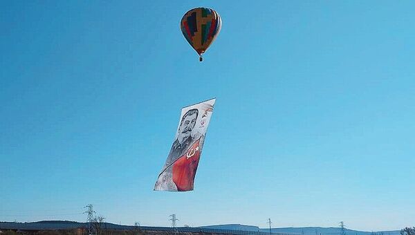 Воздушный шар поднял в воздух портрет И. Сталина