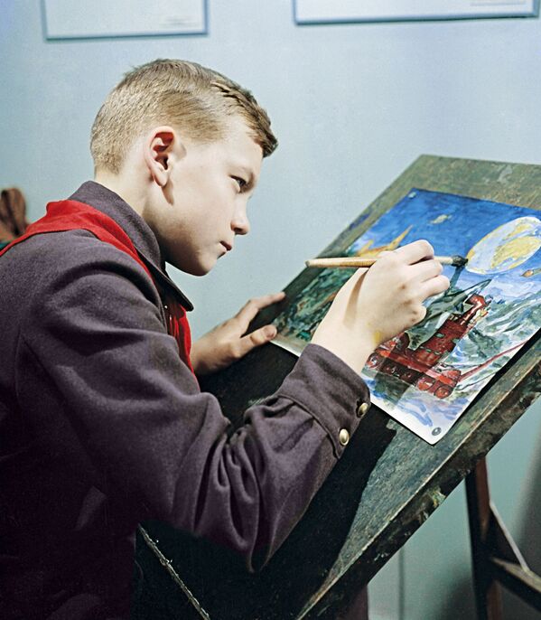 Московский школьник рисует во время занятий в кружке городского Дворца пионеров, 1959 год