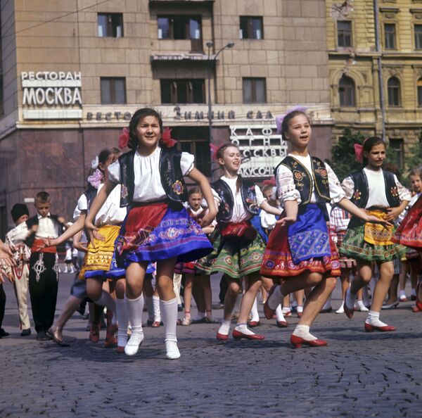 Пионеры исполняют танцы народов СССР, 1967 год