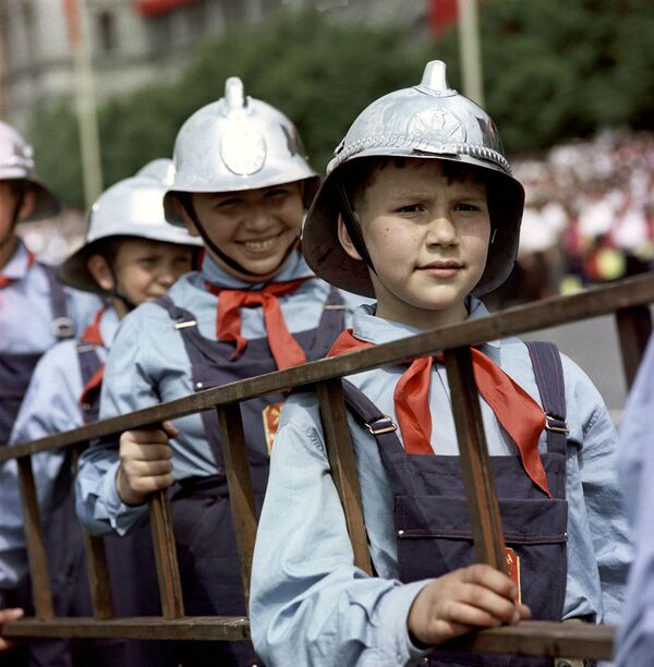 Юные пионеры-пожарные - участники парада на Красной площади в Москве, 1967 год