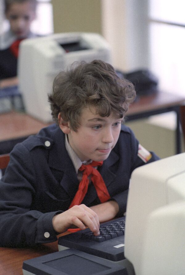 Советский школьник на уроке информатики, 1986 год