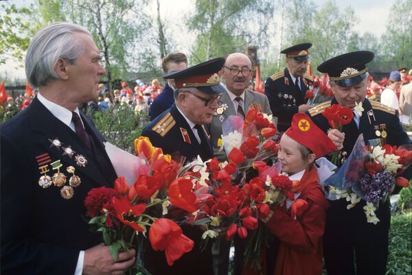 Пионеры поздравляют ветеранов войны с днем Победы, 1989 год