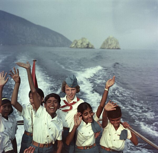 Советские и индийские дети на прогулке по Черному морю, 1968 год