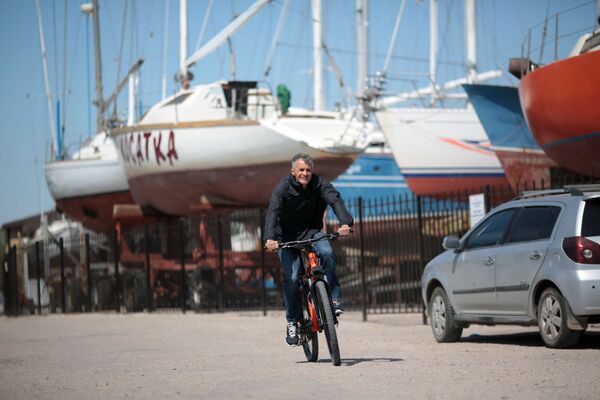 Мужчина едет на велосипеде в Евпатории