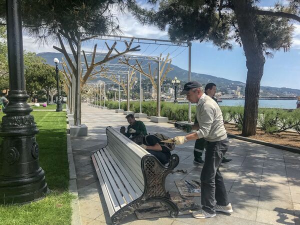 Ялта готовится к курортному сезону: фотофакт Ялта готовится к курортному сезону: фотофакт