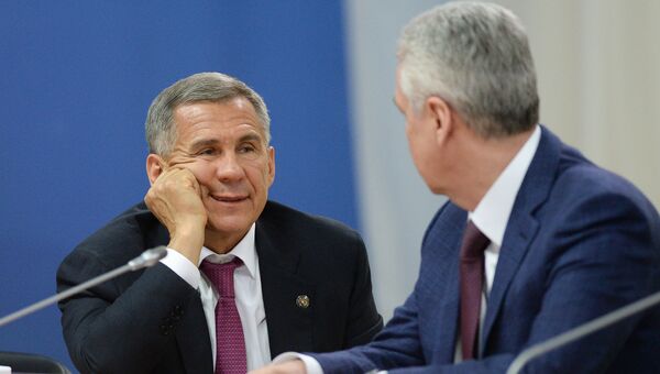 Президент Республики Татарстан Рустам Минниханов (слева)
