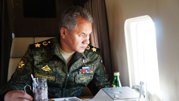 Министр обороны России Сергей Шойгу во время облета забайкальского полигона Цугол