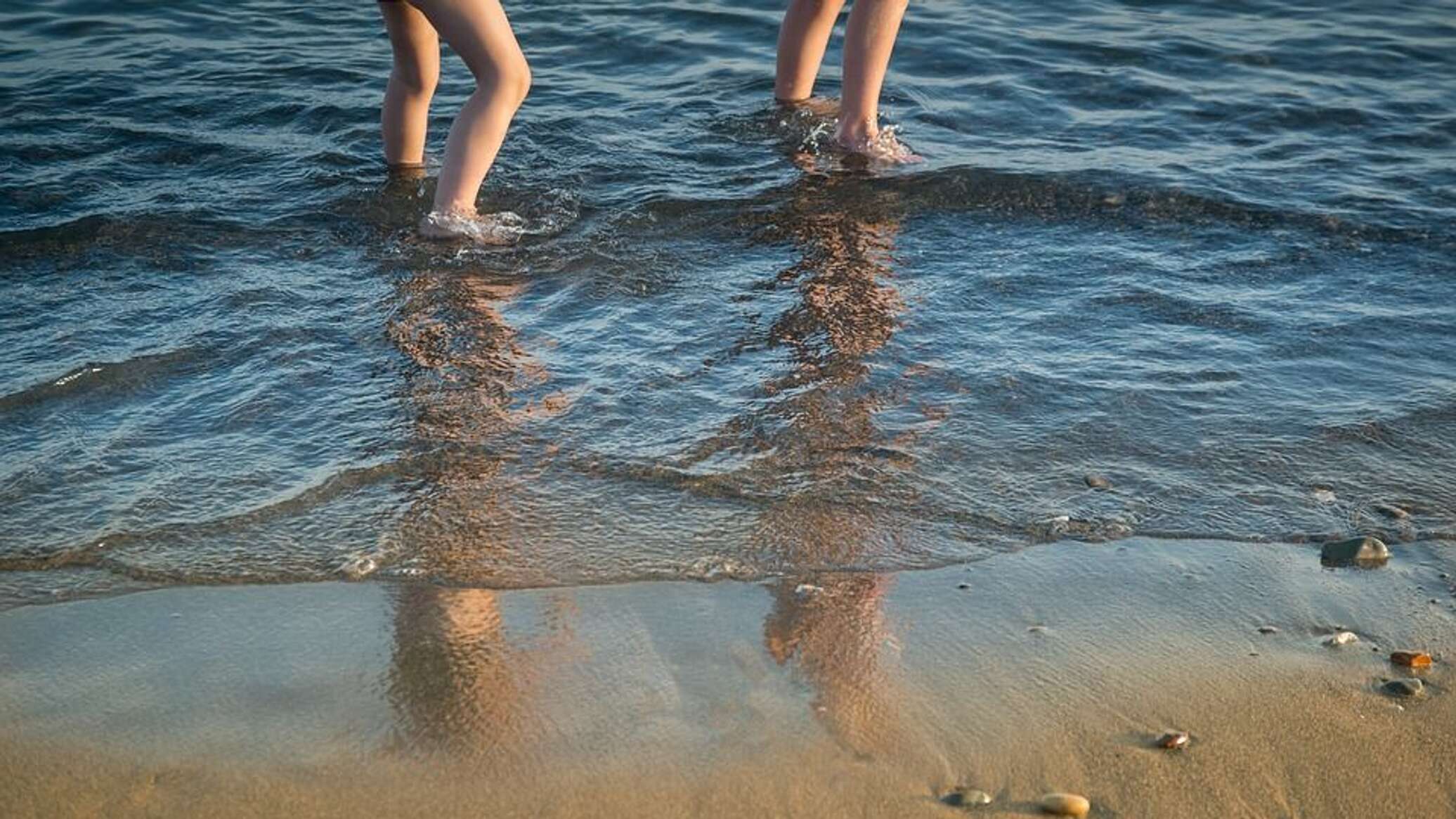 Девочки купаются на берегу