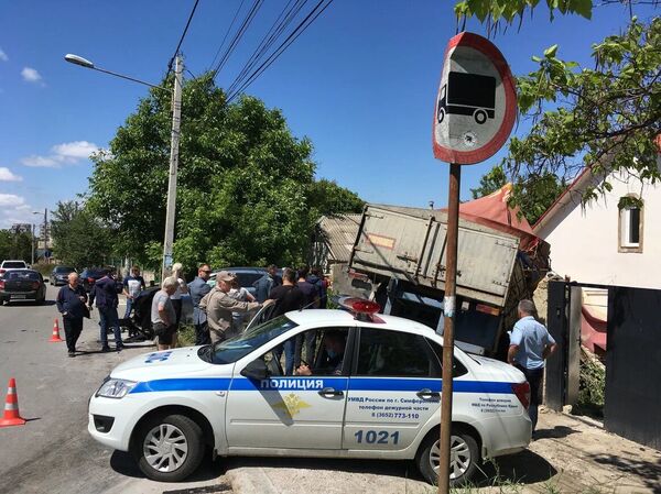 В Симферополе фура на скорости въехала в жилой дом - фото В Симферополе фура на скорости въехала в жилой дом - фото