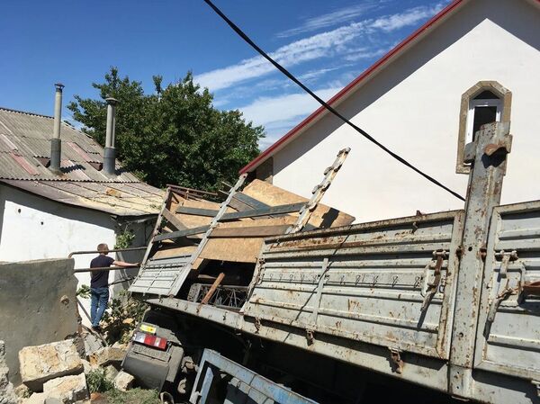 В Симферополе фура на скорости въехала в жилой дом - фото В Симферополе фура на скорости въехала в жилой дом - фото