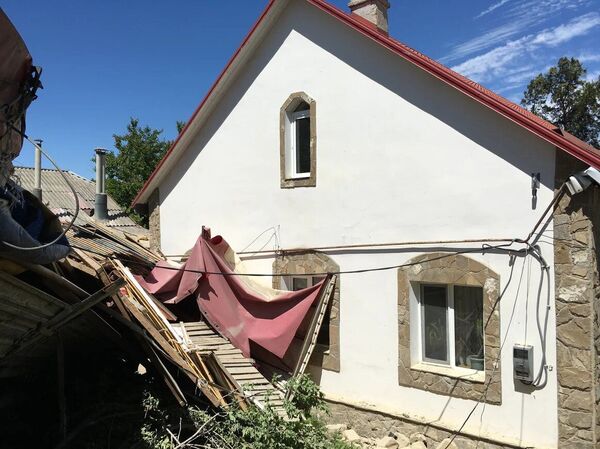 В Симферополе фура на скорости въехала в жилой дом - фото В Симферополе фура на скорости въехала в жилой дом - фото