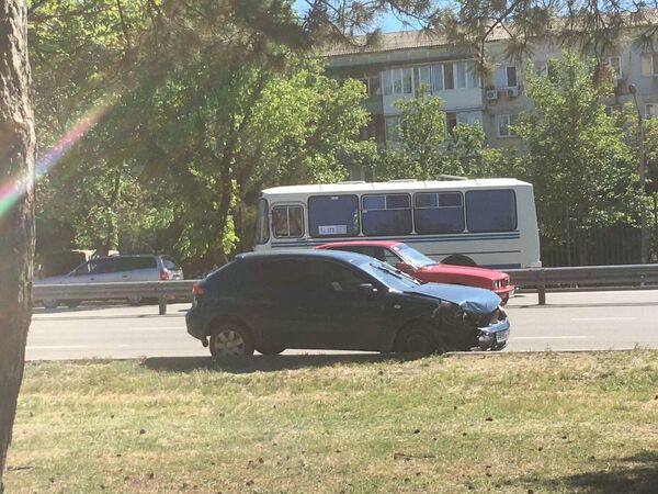 В Симферополе перевернулся микроавтобус: пострадали четверо - фото В Симферополе перевернулся микроавтобус: пострадали четверо - фото