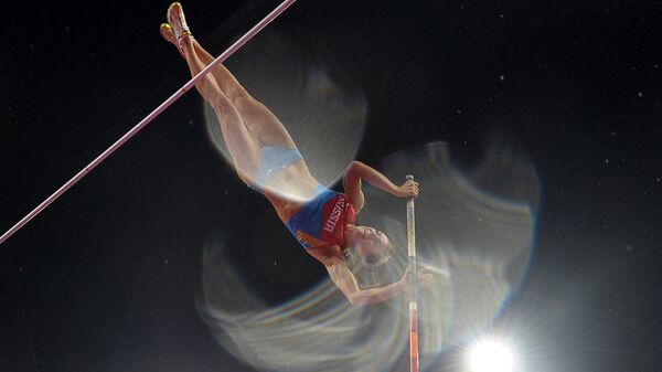Российская спортсменка Елена Исинбаева во время финальных соревнований по прыжкам с шестом на XXX летних Олимпийских играх в Лондоне