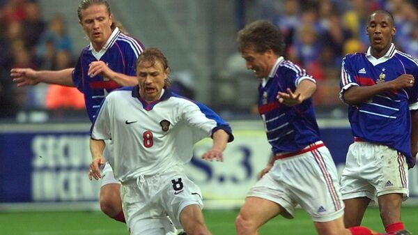 Футбольный матч между Францией и Россией. Российский полузащитник Валерий Карпин борется за мяч с французским капитаном Дидье Дешамом 5 июня 1999 года на стадионе Стад-де-Франс в Сен-Дени. Россия победила 3-2