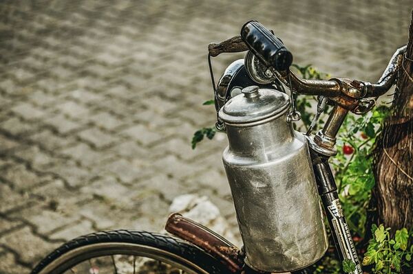 Молоко в бидоне ретро