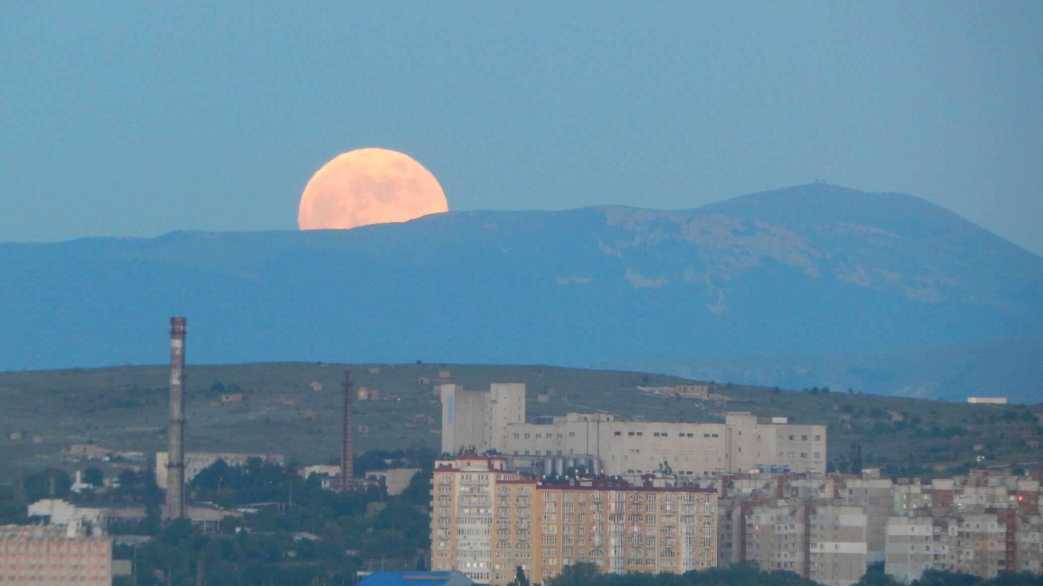 Восход луны сегодня в спб. Восход Луны Севастополь сегодня. Восход Луны сегодня Ростов. Восход Луны сегодня.