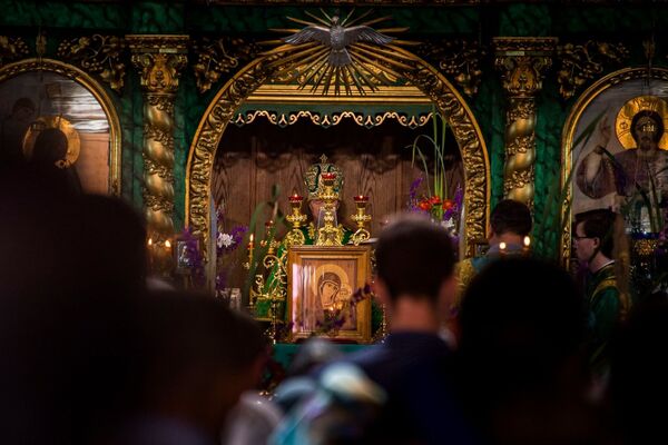 Троица. Праздничное богослужение в Александро-Невском кафедральном соборе.