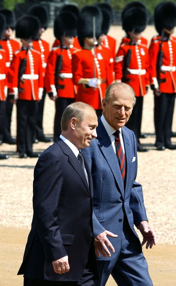 Президент РФ Владимир Путин, прибывший с государственным визитом в Великобританию, в сопровождении супруга королевы Елизаветы Второй