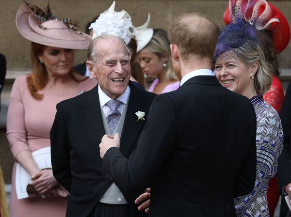 Британский принц Филипп, Герцог Эдинбургский (L) беседует с британским принцем Гарри