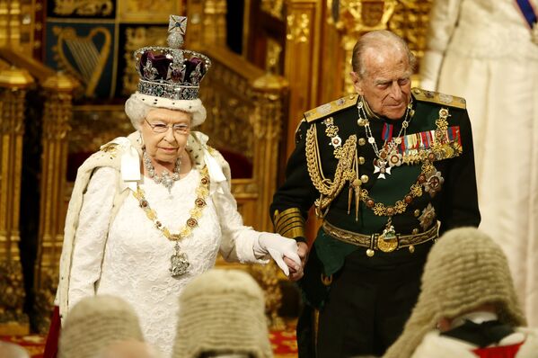 Королева Великобритании Елизавета II (L) и ее супруг принц Филипп, Герцог Эдинбургский