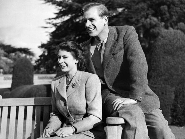 Британская принцесса Елизавета (будущая королева Елизавета II) и ее муж Филипп, Герцог Эдинбургский, позируют во время своего медового месяца, 25 ноября 1947 года в поместье Бродлендс, графство Хэмпшир