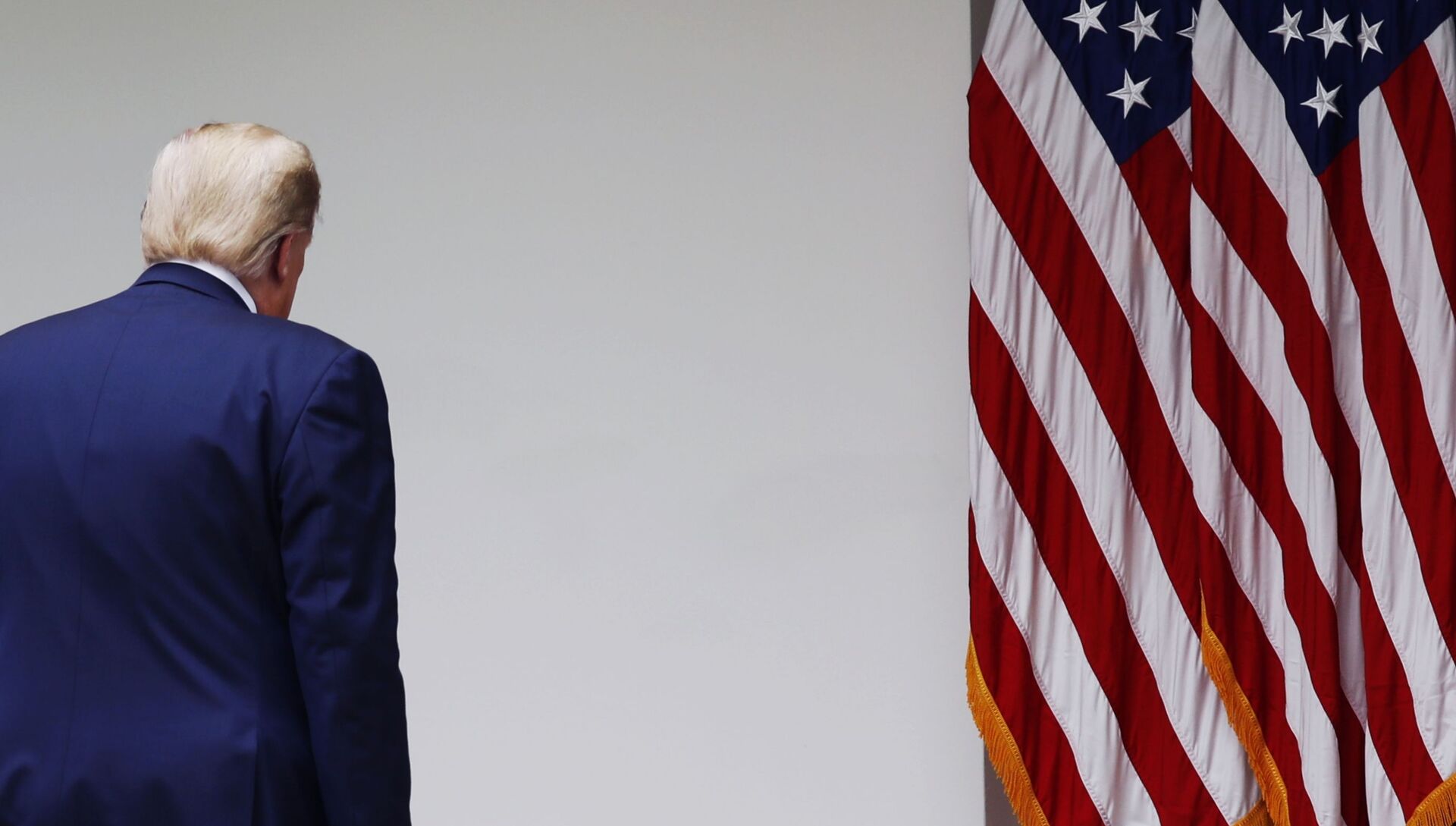 Президент США Дональд Трамп после окончания брифинга в розовом саду возле Белого дома в Вашингтоне - РИА Новости, 1920, 08.10.2020
