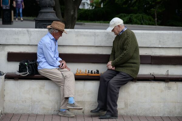 Пенсионеры играют в шахматы