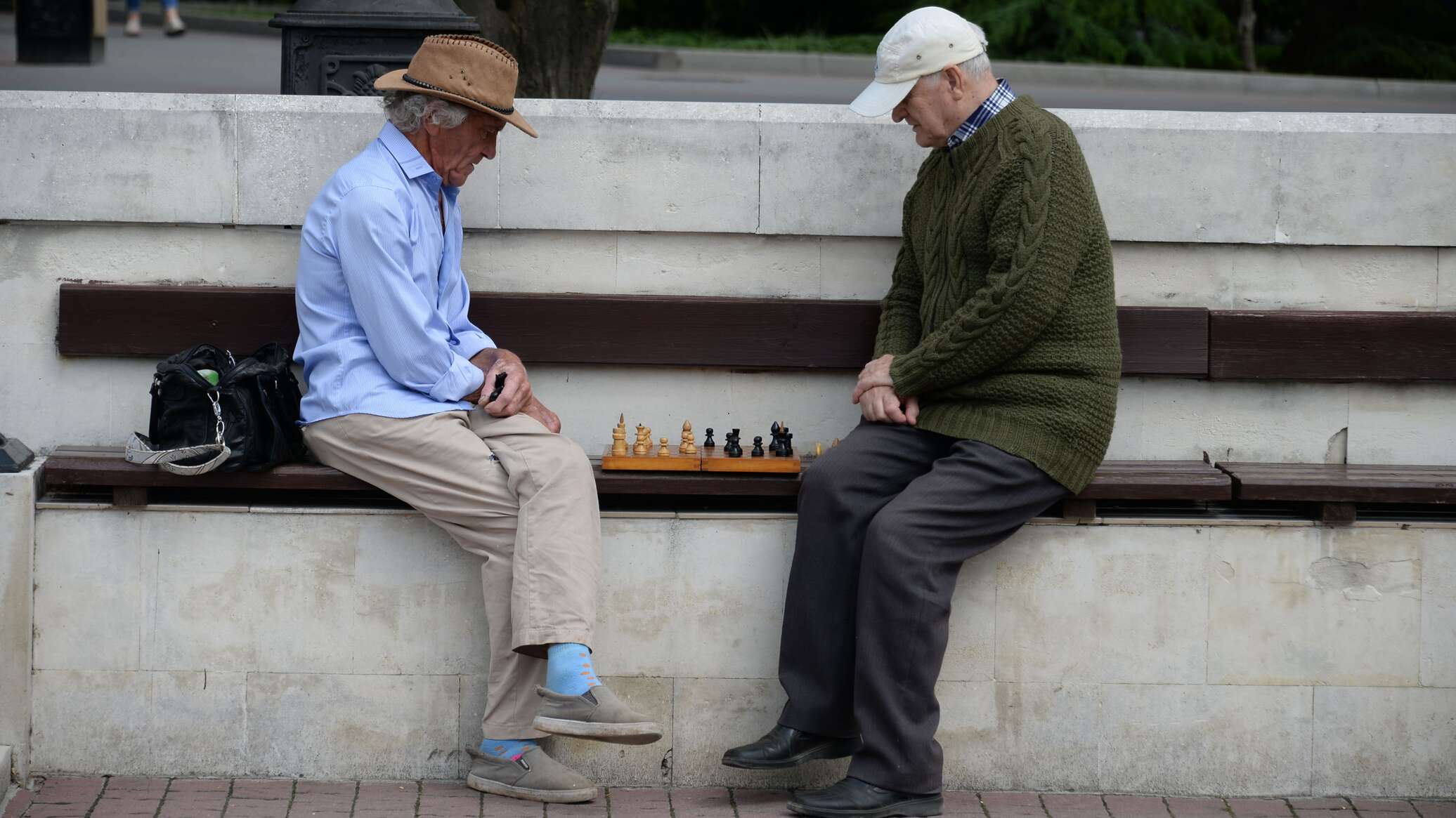 Пенсионеры новости 2023. Шахматы пенсионеры. Пенсионеры играют в шахматы. Пенсионеры играют в шахматы в парке. Пенсионерки игра в городок.