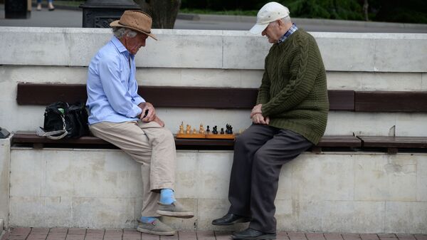 Пенсионеры играют в шахматы