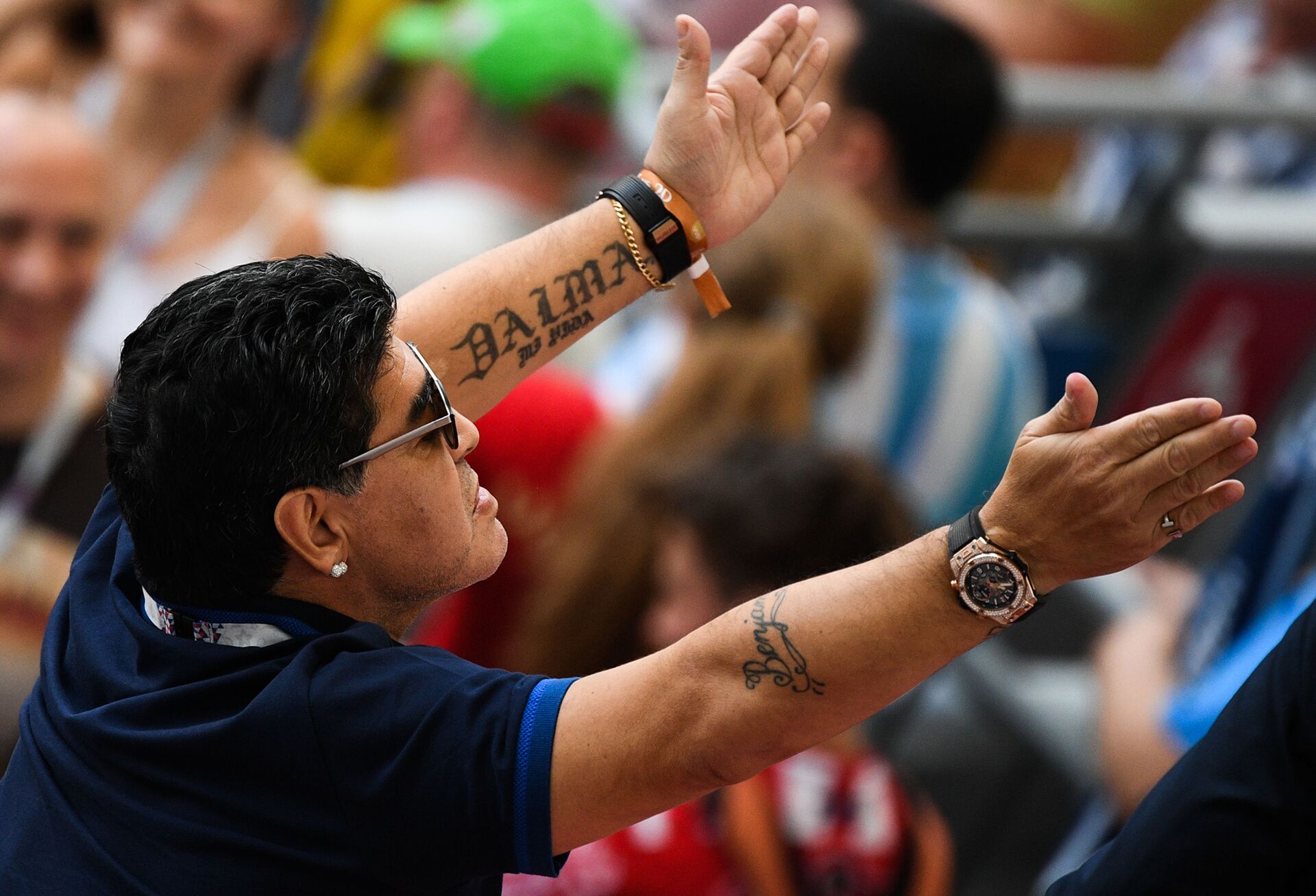 Футболист Диего Марадона на зрительской трибуне перед началом матча 1/8 финала чемпионата мира по футболу между сборными Франции и Аргентины - РИА Новости, 1920, 29.10.2025