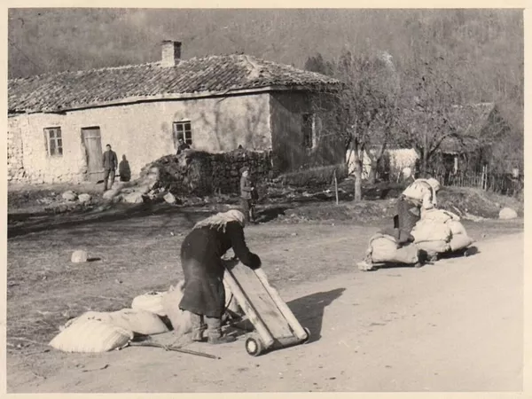 Женщины из сельской  общины. Крым, 1943 г. 