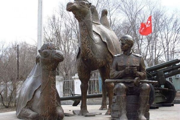 Памятник верблюдам, дошедшим до Берлина в Ахтубинске (Астраханская область)