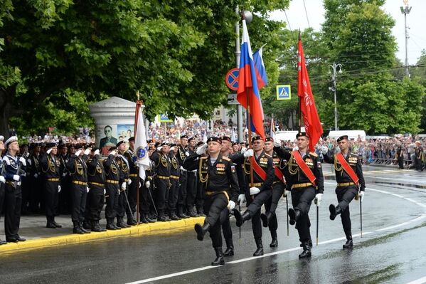 Парад в Севастополе начался с торжественного выноса флага России и знамени Победы.