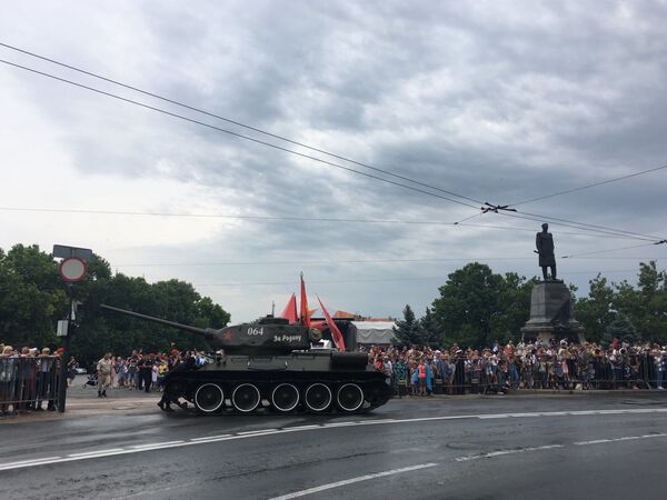 Инцидент с Т-34 на параде в Крыму: почему танк повернул на зрителей Инцидент с Т-34 на параде в Крыму: почему танк повернул на зрителей