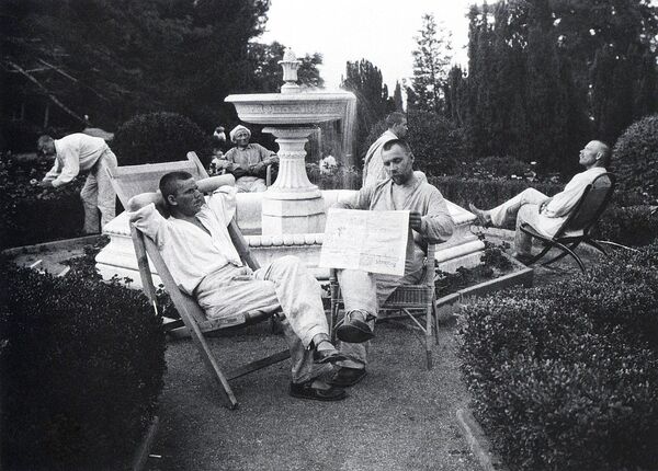 Отдых у фонтана. Фото: Аркадий Шайхет, 1925 г. Отдых у фонтана. Фото: Аркадий Шайхет, 1925 г.