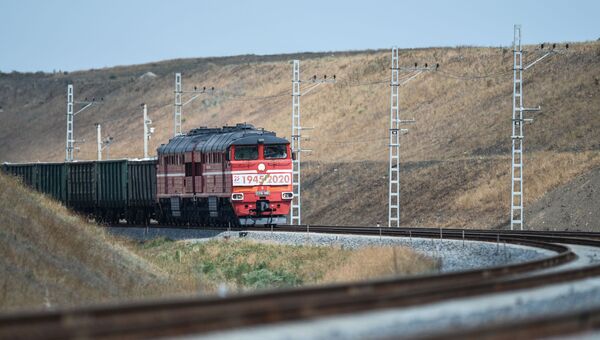 Грузовой состав на подъезде к Крымскому мосту. Пассажирское железнодорожное сообщение по мосту открылось в декабре 2019 года, 30 июня 2020 открывается движение грузовых поездов