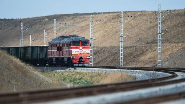 Грузовой состав на подъезде к Крымскому мосту. Пассажирское железнодорожное сообщение по мосту открылось в декабре 2019 года, 30 июня 2020 открывается движение грузовых поездов