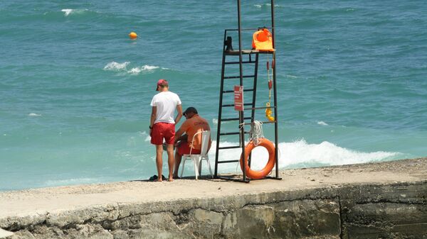 Пост матроса-спасателя на одном из пляжей в Ялте