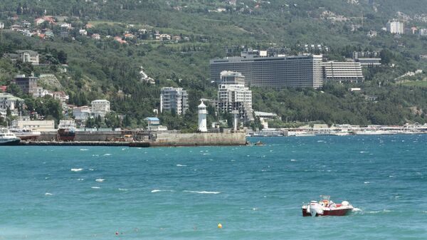 Гостиница Ялта, Ялтинский порт и маяк с моря