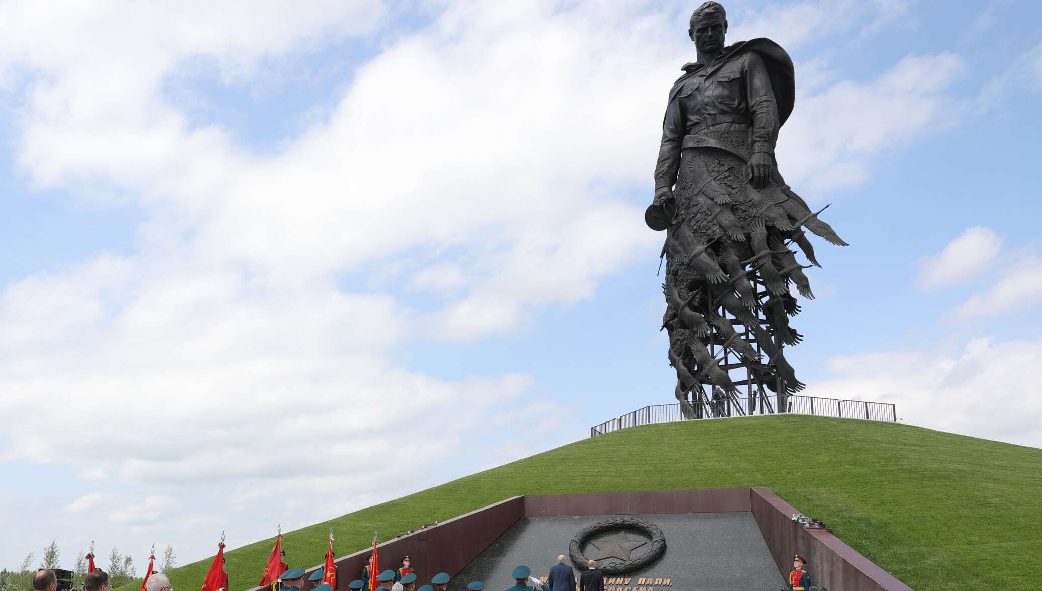 Памятник солдату с журавлями в каком городе. Памятник подо Ржевом 2020. Мемориальный комплекс подо Ржевом. Мемориал Ржевскому солдату. Мемориал новый подо Ржевом.