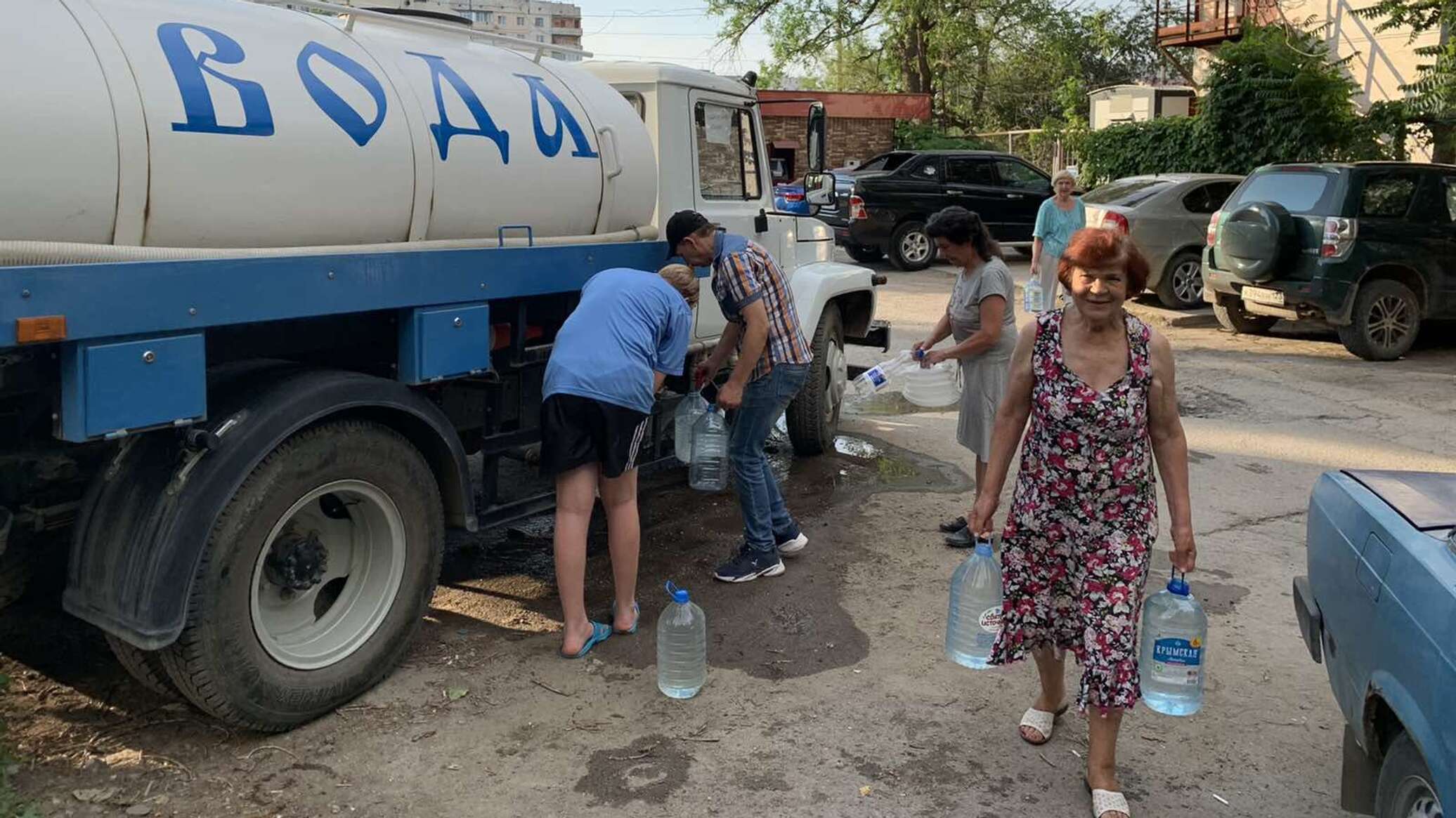 Подвоз питьевой воды. Подвоз воды. Подвоз питьевой воды в село. Нехватка пресной воды в Крыму.