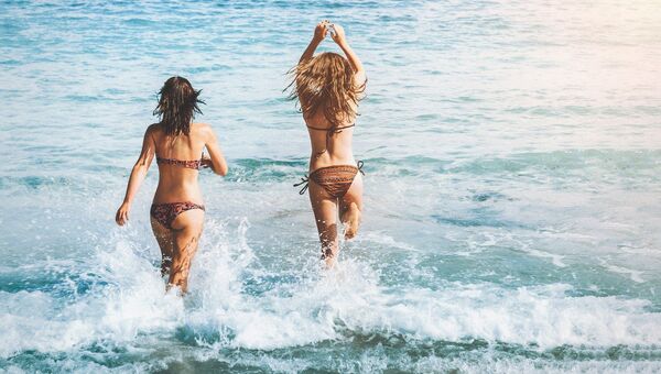 Девушки купаются в море