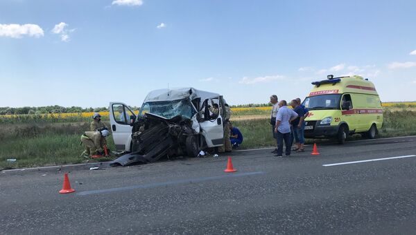 Фургон и КамАЗ столкнулись на трассе в Крыму: есть пострадавшие