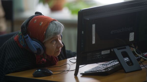 Пенсионерка работает на компьютере